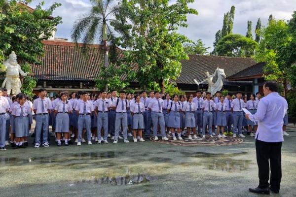 SMA Negeri 1 Amlapura, Kabupaten Karangasem, Bali berhasil mengantarkan 144 siswanya lulus ke perguruan tinggi negeri melalui Seleksi Nasional Berdasarkan Prestasi (SNBP) 2025