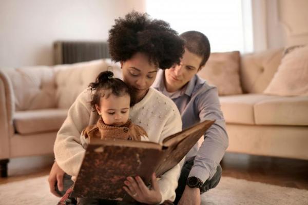 Hari Dongeng Sedunia atau World Storytelling Day, yang diperingati setiap 20 Maret, menjadi momen untuk menghargai seni mendongeng dan memperkuat peran cerita dalam membentuk pola pikir, budaya, serta ikatan sosial