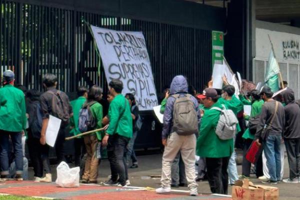 Para mahasiswa juga terlihat membawa spanduk dan poster-poster yang isinya merupakan penolakan terhadap RUU TNI. Salah satunya bertuliskan: Tolak RUU TNI, Pertahankan Supremasi Sipil.