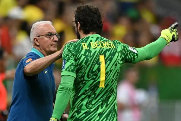 Penjaga gawang Brasil, Alisson Becker, mengalami cedera kepala dalam pertandingan sengit melawan Kolombia, pada Jumat (21/3) pagi, setelah bertubrukan dengan bek lawan Davinson Sanchez.