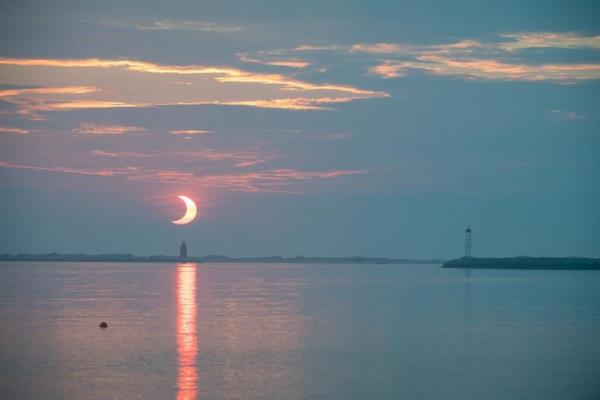 Setelah gerhana bulan total pada 14 Maret 2025, pada bulan Ramadan tahun ini akan ada fenomena astronomi lagi yang kedua, yaitu Gerhana Matahari Sebagian